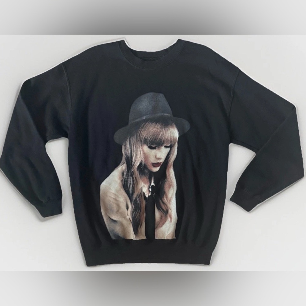Taylor Swift Beautiful Tragic Love Affair Black Crewneck Sweatshirt Red TV Sz M